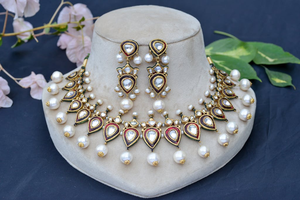 Stunning pearl and gold jewelry set on a mannequin display, ideal for fashion and jewelry marketing.
